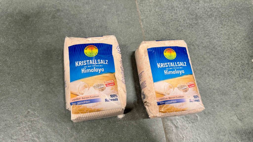 Test: Zwei Packungen Himalaya-Salz liegen nebeneinander.