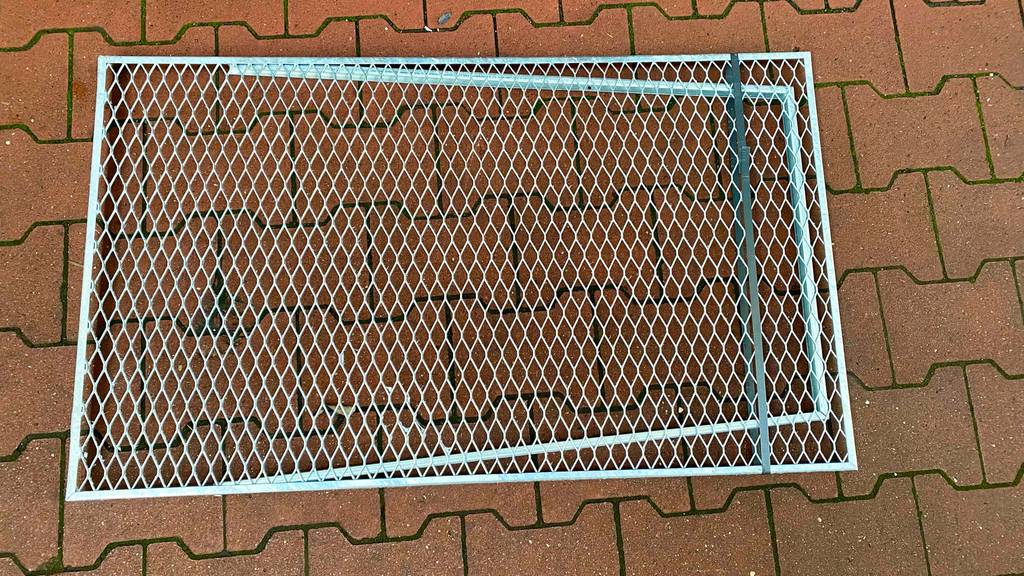 Durchwurfsieb-Test: ein Durchwurfsieb liegend auf einem Boden..