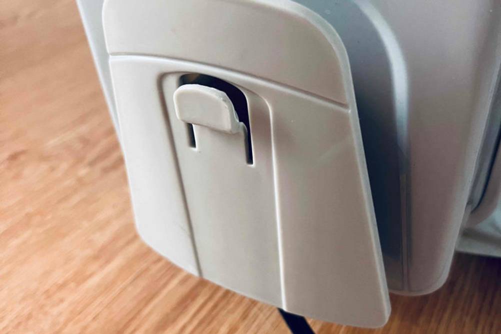 Heizung im Test: stehender elektrischer Heizkörper, Detailansicht auf Kabelaufwicklung.