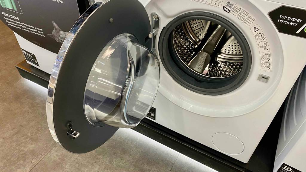 Waschmaschine-5-kg-Test: eine geöffnete Waschmaschine, die in einem Geschäft ausgestellt ist.