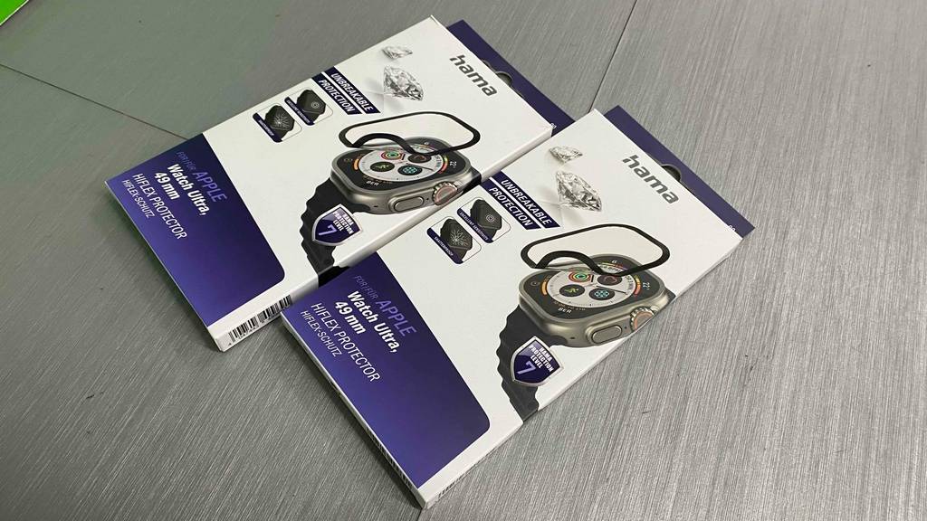 Apple-Watch-Schutzfolie getestet: Zwei Packungen des Produktes liegen nebeneinander auf einer grauen Fläche.