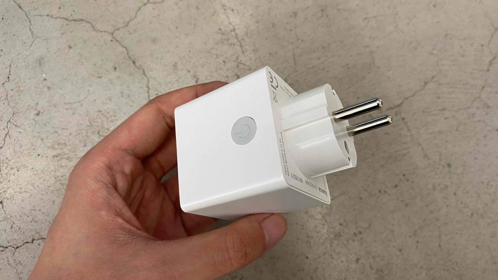 Funksteckdose im Test: Funksteckdose in der Hand gehalten mit An- und Ausschalter an der Seite
