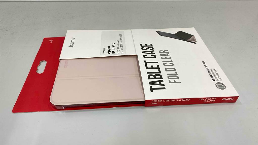 Im Test: Eine iPad-Pro-11-Hülle in Originalverpackung horizontal auf einer hellen Fläche.