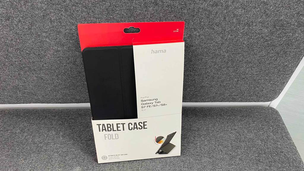 Samsung-Galaxy-Tab-S7-Hülle getestet: Eine verpackte Hülle steht vor einer grauen Fläche.