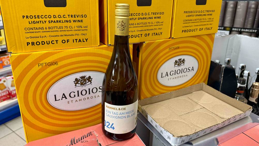 Der Sauvignon-Blanc, der getestet wurde, steht vor Weinkartons.