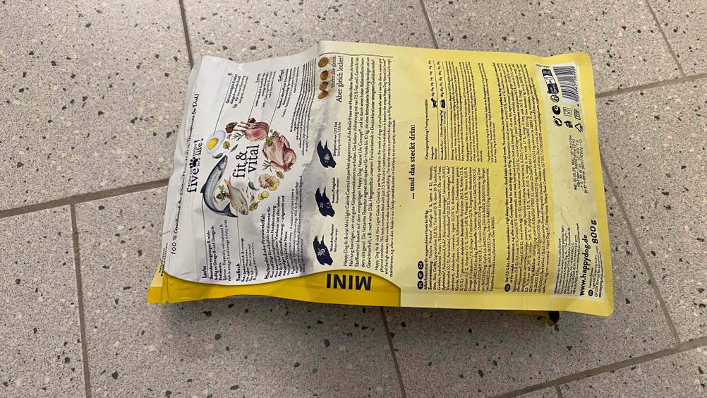 Happy-Dog-Trockenfutter im Test: Rückseite der Verpackung von einem Hundefutter mit verschiedenen Informationen zum Produkt.