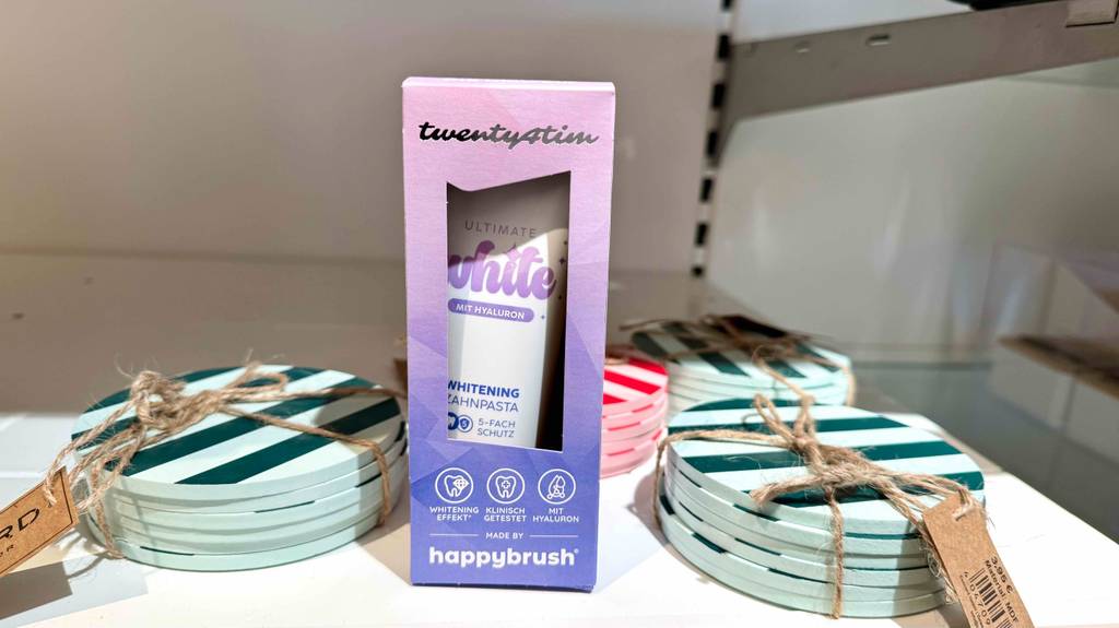 Test: Eine Packung Whitening-Zahnpasta steht in einem Regal.