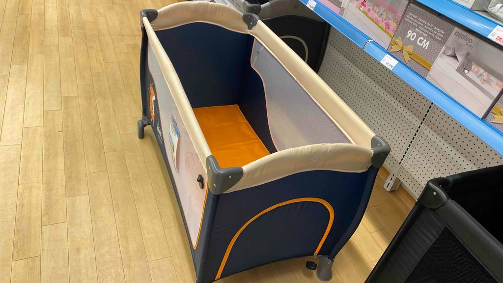 Im Test: Ein Reisebett von schräg oben vor anderen Produkten.