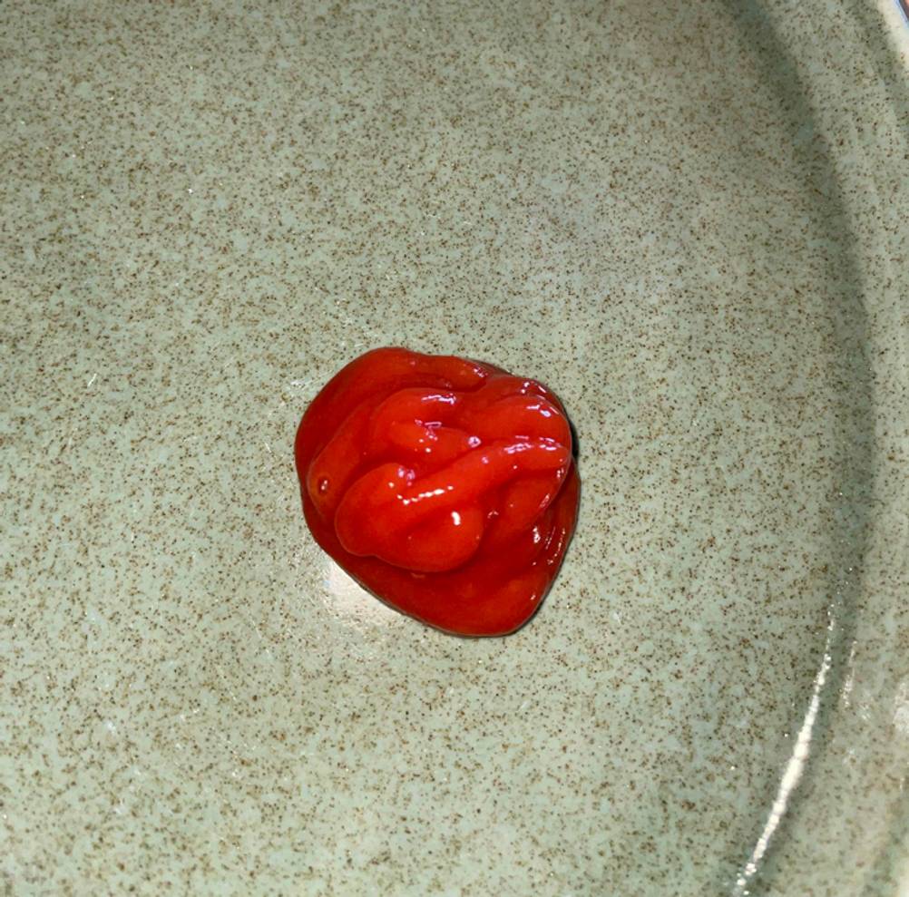 Ketchup auf einem Teller.