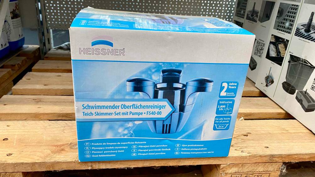 Im Test: Ein verpackter Skimmer auf einer Holzpalette.