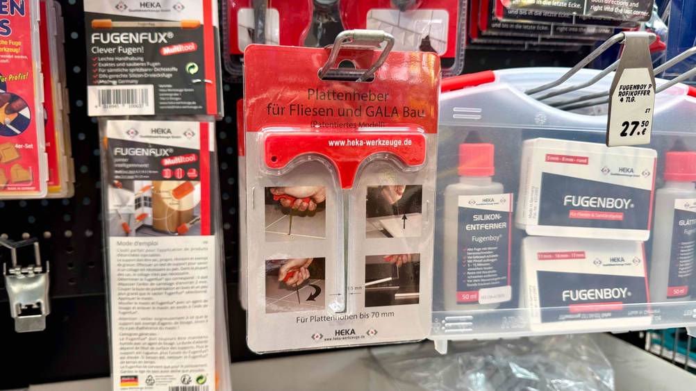 Der getestete Plattenheber hängt in einem Regal neben anderen Artikeln.