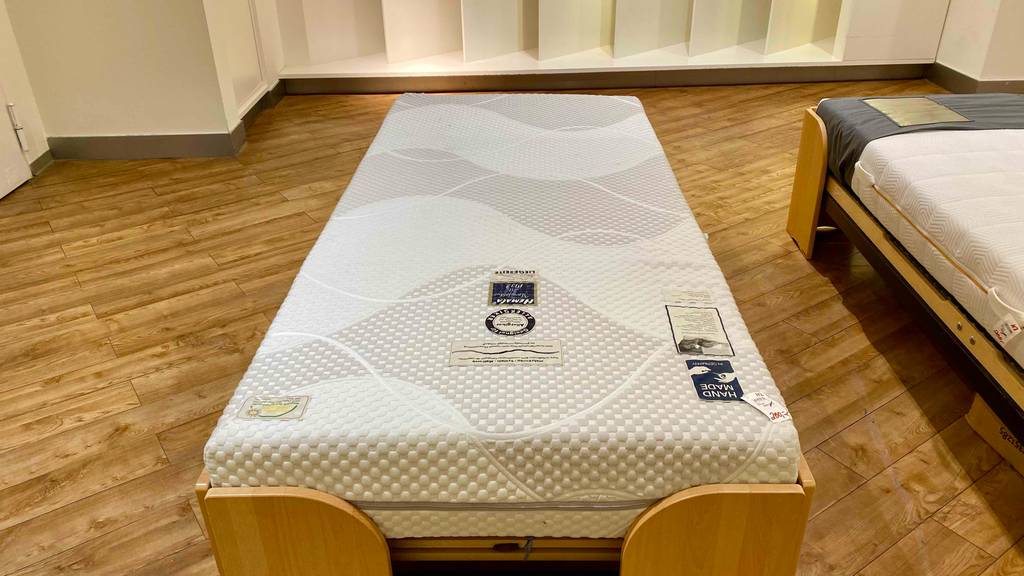 Matratze 90 x 200 cm-Test: In einem Gestell liegt eine Matratze.