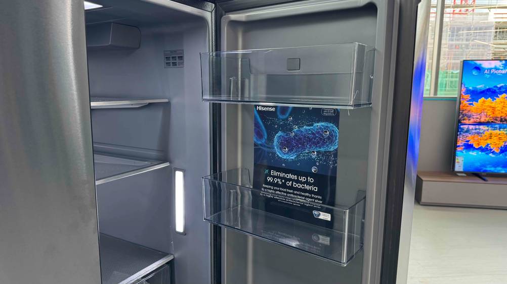 Die Seitenablage des getesteten Hisense-Kühlschrank im Blick.