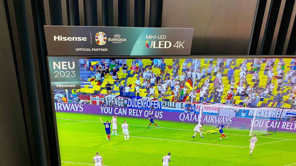 Hisene-TV-Test: Hisene-TV mit Schild darauf, worauf Mini-LED ULED 4K steht.