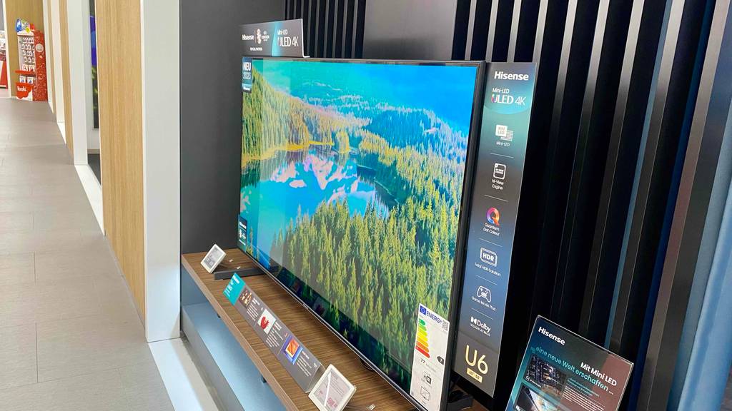Hisene-TV im Test: Fernseher in einem Geschäft von der Seite ersichtlich.