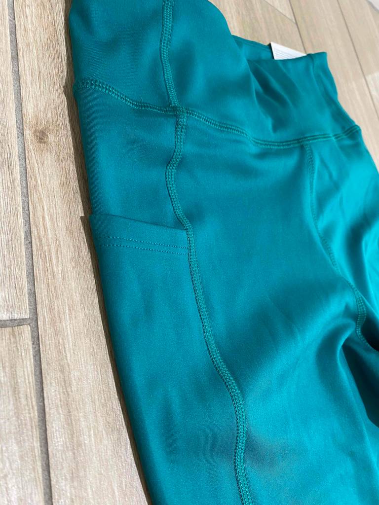 Leggins am Boden.