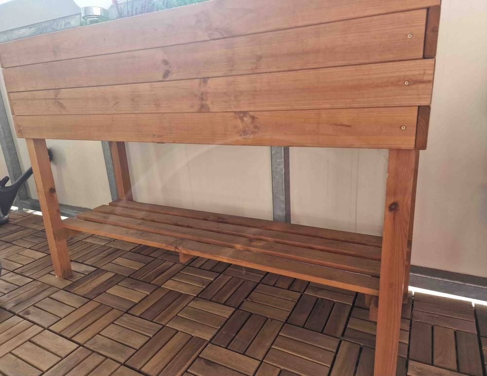 Hochbeet-Balkon im Test: Gestell von Hochbeet auf einem Balkon stehend.