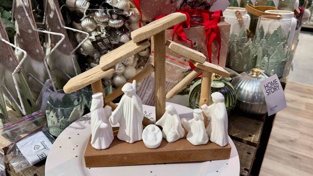 Die getestete Weihnachtskrippe mit weißen Figuren in Nahaufnahme.