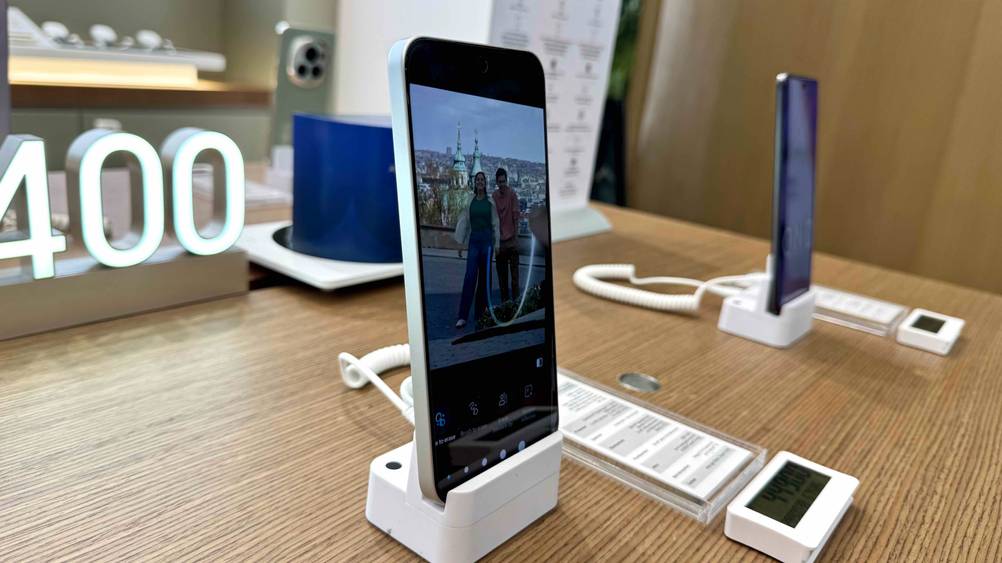 Das getestete Smartphone 6,5 Zoll ist in einem Geschäft ausgestellt.