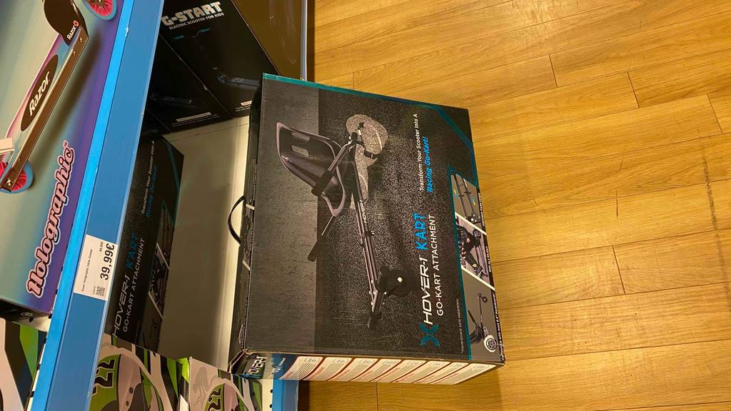 Hoverkart getestet: Ein verpacktes Gerät von schräg oben, lehnt an einem Regal.