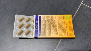 Propolis-Kapseln getestet: Rückseite einer Packung Propolis-Kapseln mit herausragender Blisterverpackung ersichtlich.