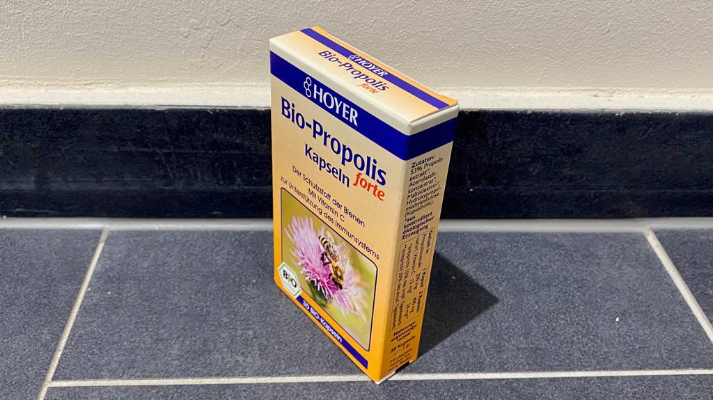 Propolis-Kapseln im Test: eine Verpackung von Propolis-Kapseln der Marke Hoyer steht auf einem Fliesenboden.
