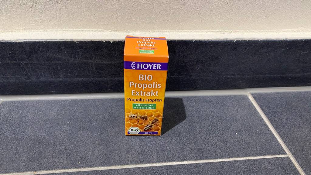 Propolis-Tropfen im Test: verschlossene Verpackung von Propolis-Tropfen der Marke Hoyer steht auf einem Boden.