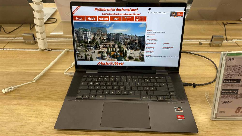 Im Test: Ein geöffnetes Convertible auf einer Holzoberfläche.