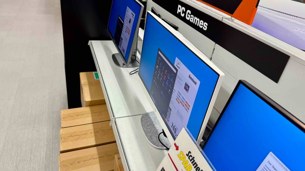 Der HP-Monitor, welcher getestet wurde, steht in einem Geschäft und hat das Preisschild auf dem Bildschirm geöffnet.