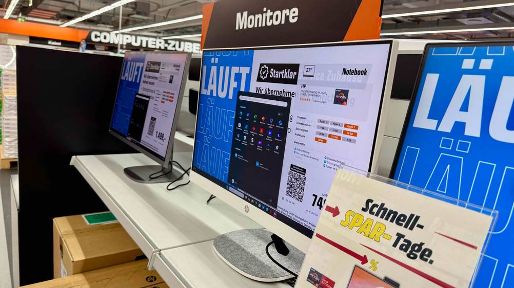 Der getestete HP-Monitor steht in einem Geschäft neben anderen Modellen.