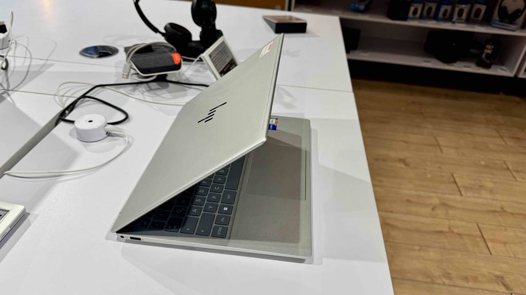 Im Test: Das HP-Pavillion steht halb geöffnet auf einem Ausstellungstisch im Verkaufsbereich.