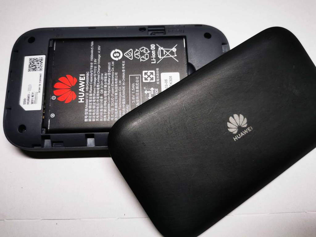Der schwarze getestete Huawei-Router steht geöffnet auf einer weißen Oberfläche.