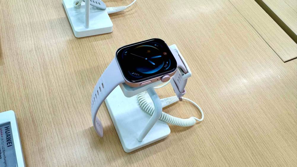 Die getestete Smartwatch bis 150 Euro befindet sich auf dem entsprechenden Ständer.