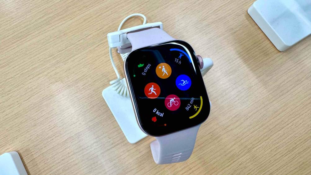 Die getestete Smartwatch bis 150 Euro, die sich im geöffneten Menü befindet, worauf man verschiedene Aktivitäten tracken kann.