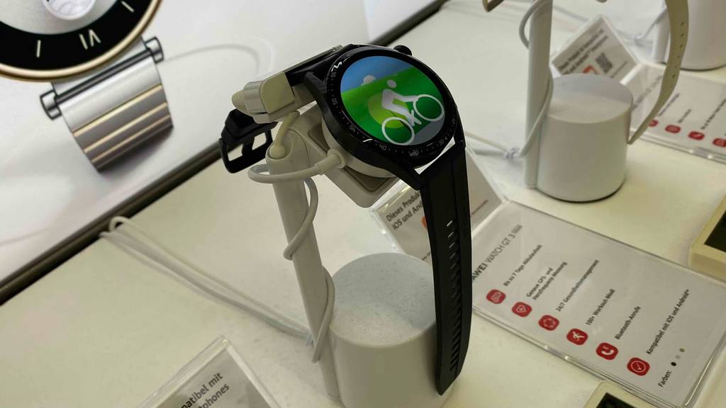 Im Test: Eine Huawei-Smartwatch von schräg vorne auf einem Ständer.