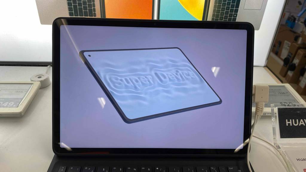 Huawei-Tablet im Test: eingeschaltetes Huawei-Tablet, das gesichert in einem Geschäft steht. 
