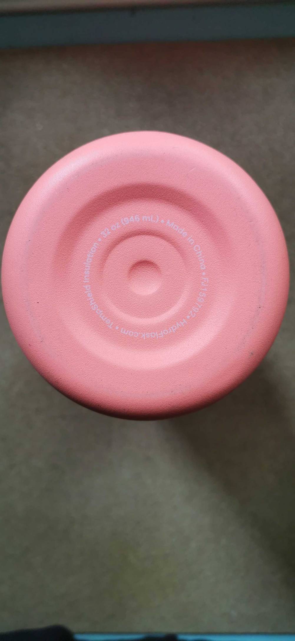 Nahaufnahme des Bodens einer getesteten Trinkflasche aus Edelstahl.