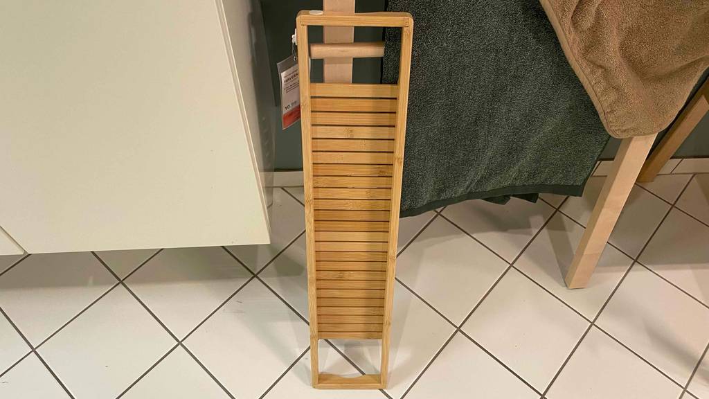 Badewannenablage getestet: Das Produkt lehnt an einem Handtuchhalter.