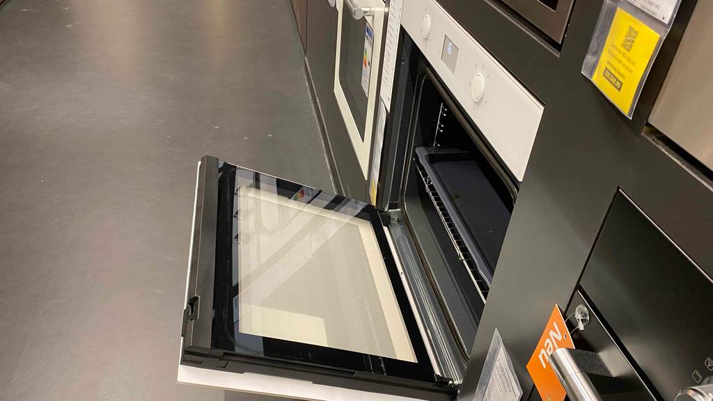 Ein getesteter Heißluftofen im geöffnetem Zustand von der Seite ersichtlich.