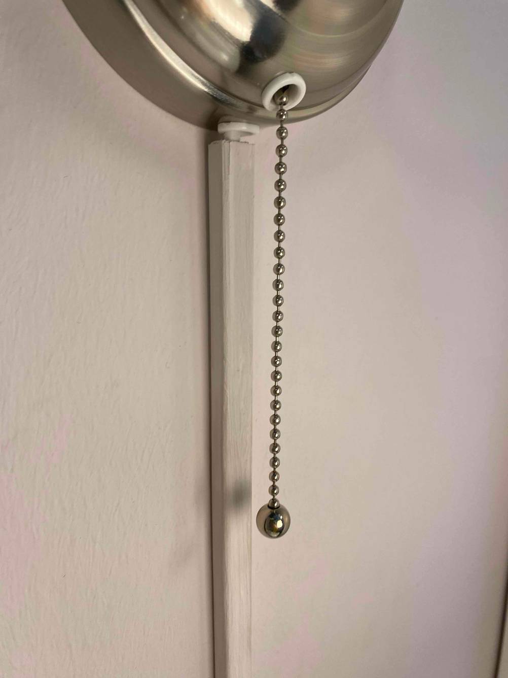 Fokus auf den Kordelmechanismus einer Lampe.
