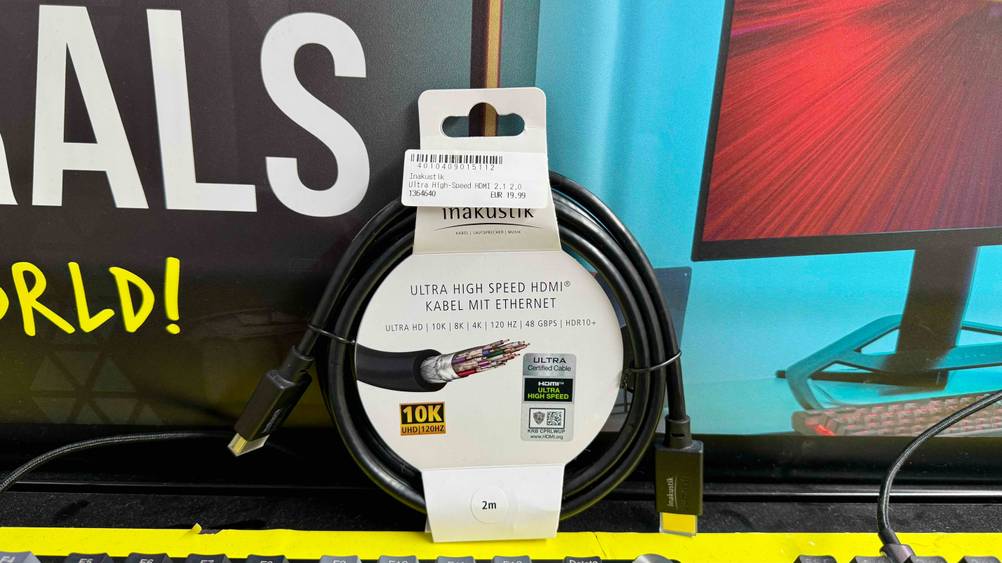 Das getestete HDMI-Kabel (2m) ist vor einer Tastatur aufgestellt.