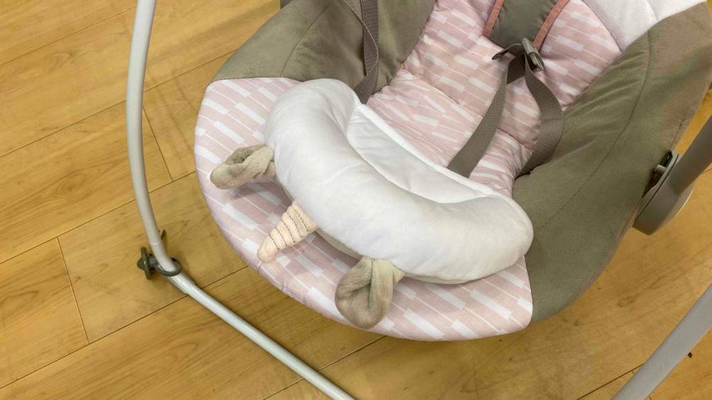 Babyschaukel getestet: Nahaufnahme Kopfteil der Schaukel