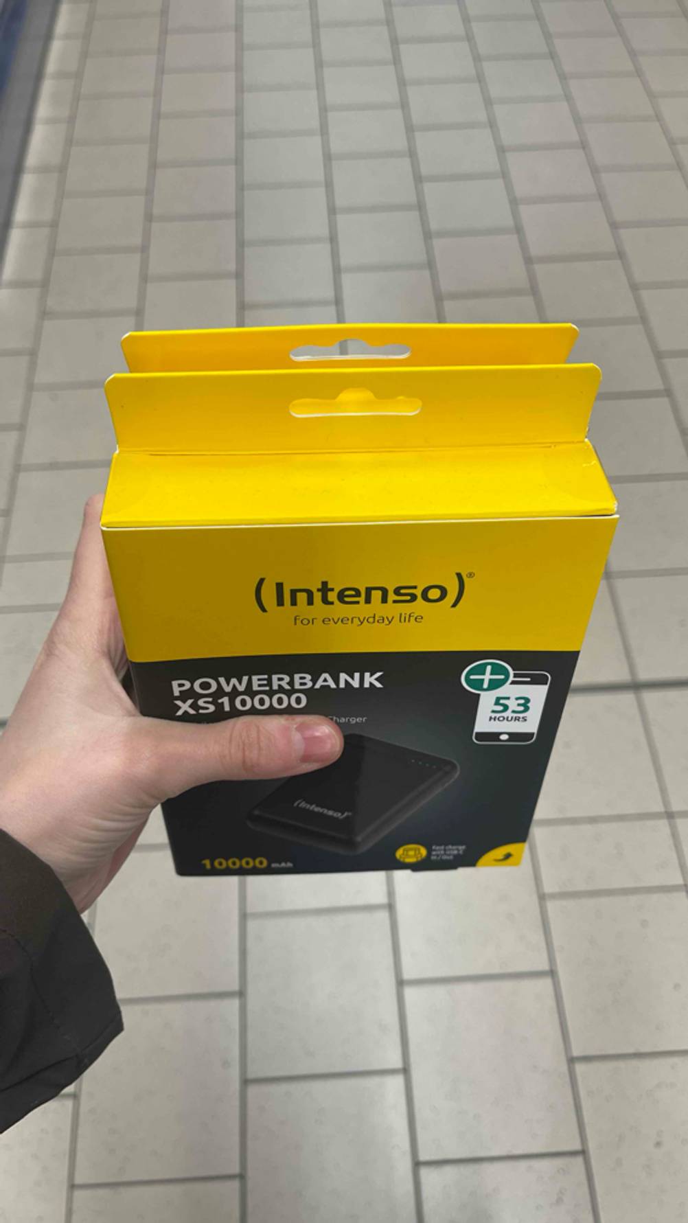 Zwei getestete Intenso-Powerbanks werden hinterinander in der Hand gehalten.