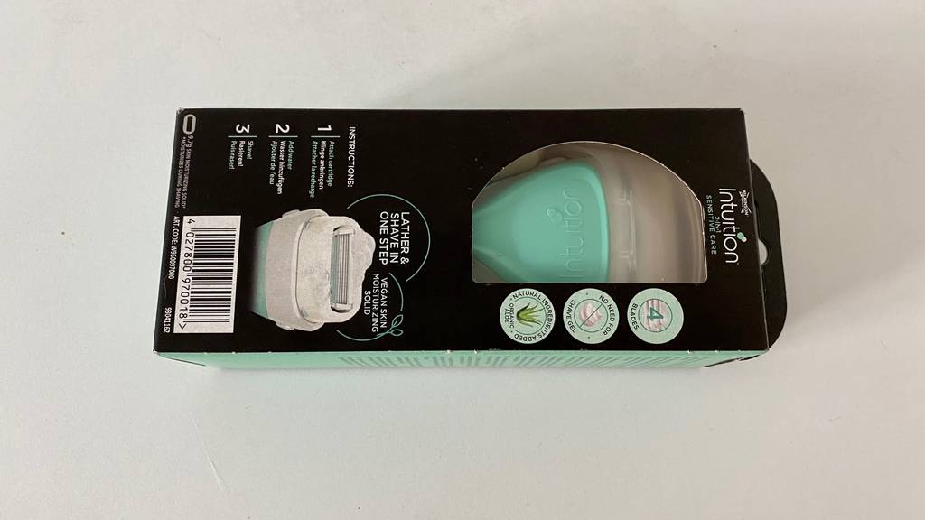 Rasierer im Test: Ein Rasierer von Intuition in einer Verpackung mit Hinweis zur Anwendung.
