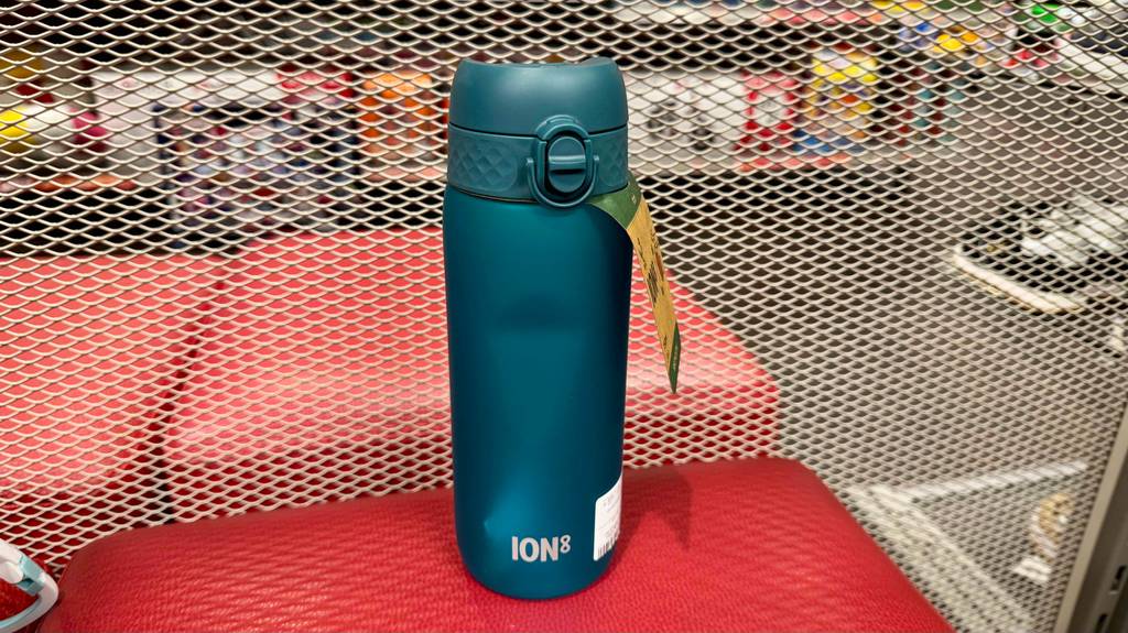Kunststoff-Trinkflasche-Test: Eine blaue Kunststoff-Trinkflasche mit dem Verschluss ersichtlich.