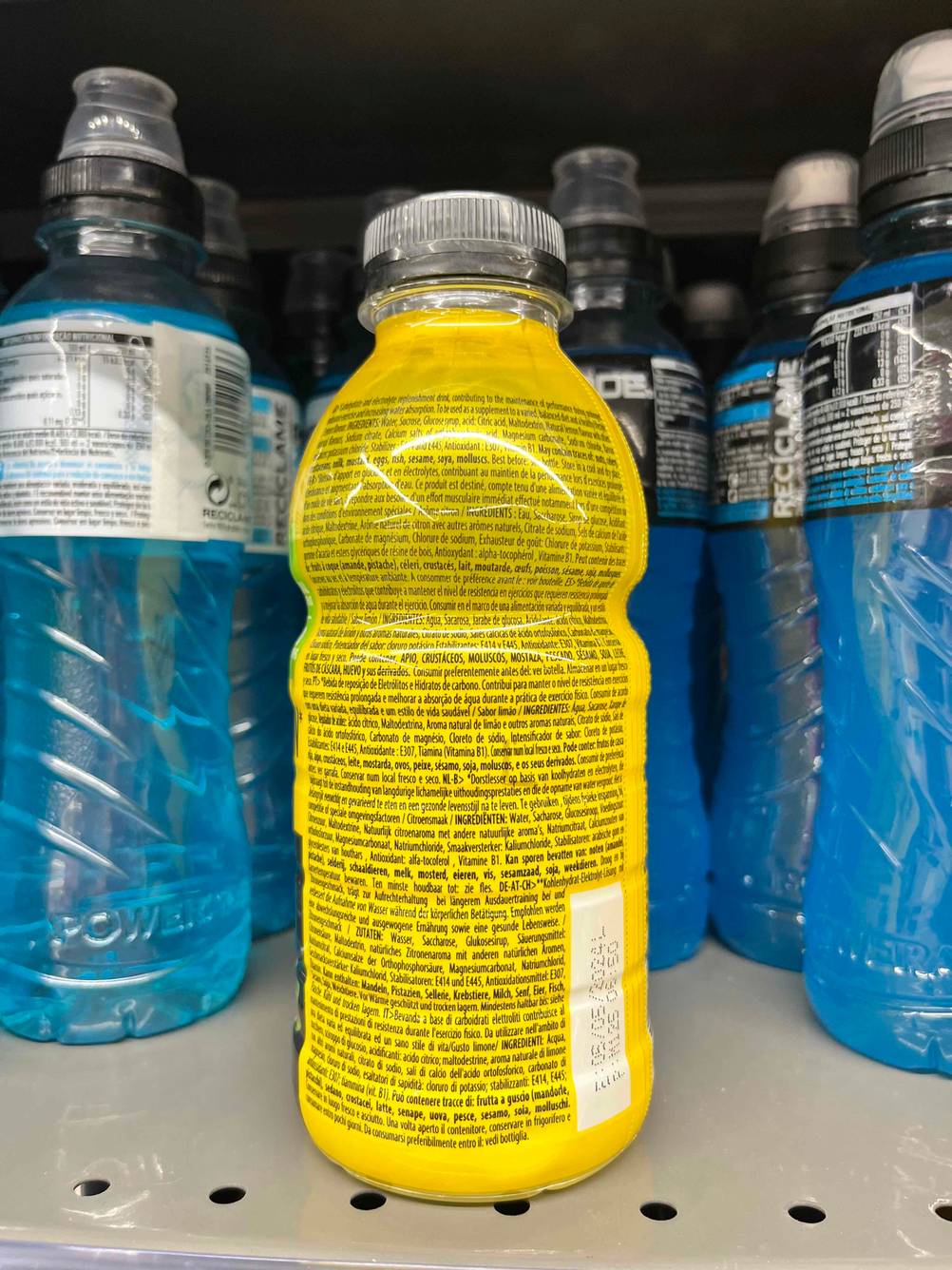 Isotonische Getränke im Test: Eine Flasche isotonisches Getränk steht mit der Rückseite nach vorne in einem Getränkeregal