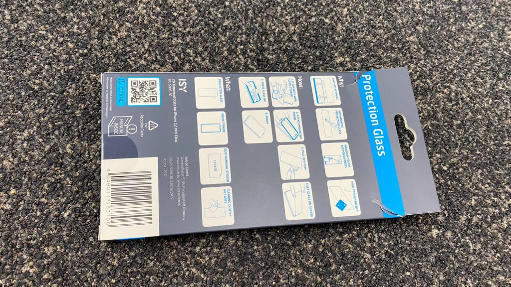 IPhone-12-mini-Panzerglas-Test: eine Verpackung liegt au einem Stoff. Rückseite ersichtlich mit Hinweis zur Anwendung.