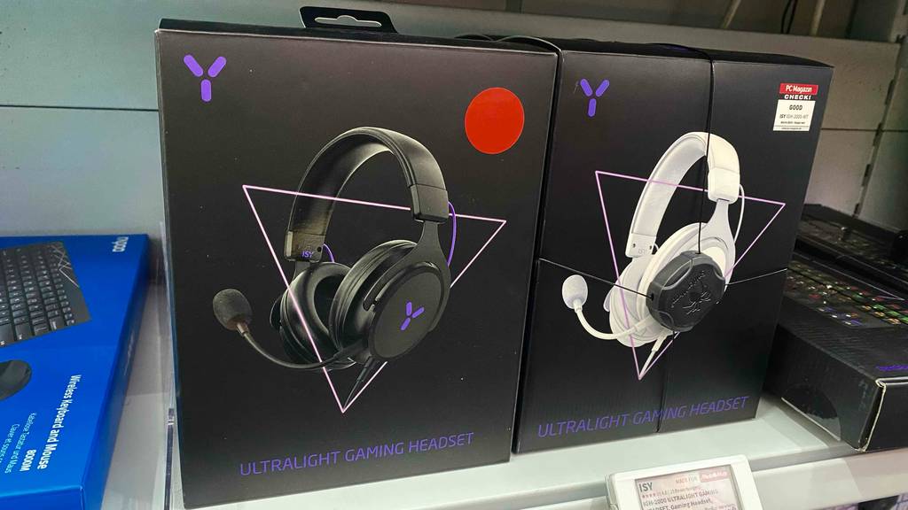 PS4-Headset getestet: zwei Verpackungen von Headset in der Farbe Schwarz und Weiß in einem Regal stehend.