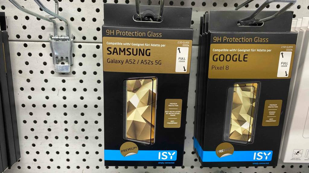 Im Test: Ein verpacktes Samsung-Galaxy-A52-Panzerglas hängt neben anderen im Regal.