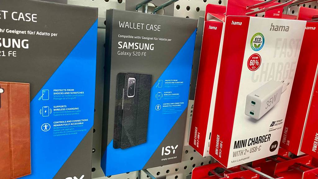 Im Test: Eine Packung Samsung-Galaxy-S20-FE-Hülle hängt neben anderen Produkten im Regal.